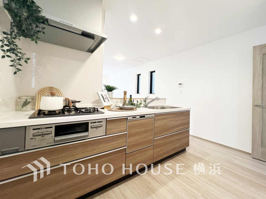 広く取られた対面キッチンは、リビングで寛ぐご家族と会話をしながらお料理が出来ます。高級感のあるカラーで空間をより上質な雰囲気にした、清潔感のあるデザインです。