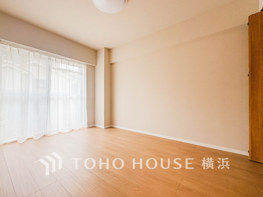 バルコニーに面した明るい洋室。穏やかな陽射しが、ゆったりとした寛ぎの時間を包みます。
