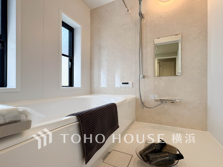 心地よいリラックスを叶える清潔感溢れる美しい空間。快適で機能的なバスルームです。
