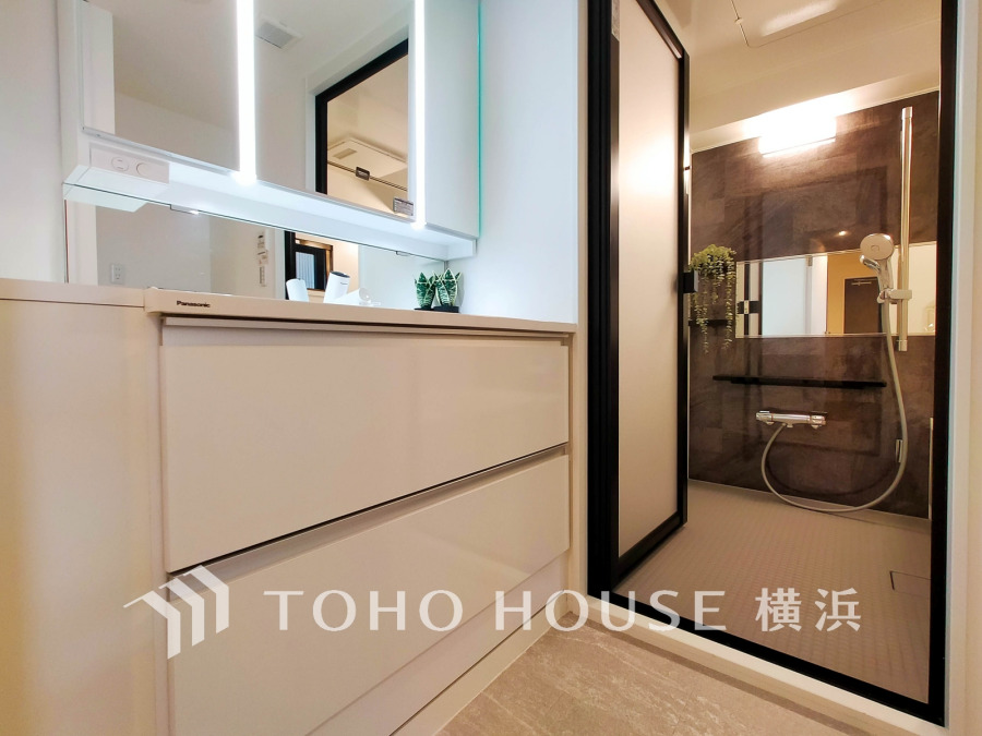 新規交換された洗面化粧台は美しく使いやすい機能が備えられています。