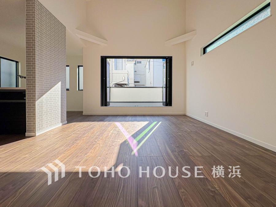 明るく開放的な空間が広がるLDK。室内には豊かな陽光が注ぎ込み、爽やかな住空間を演出。ホームパーティーでもゲストと一緒に料理を楽しみながら楽しい時間を過ごせそう。