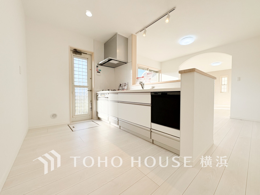 誰もが使いやすいデザインにこだわったキッチン。プライベートスペースを彩るインテリアとしての美と、快適な日常を支える機能性と強さがひとつになったキッチンです。