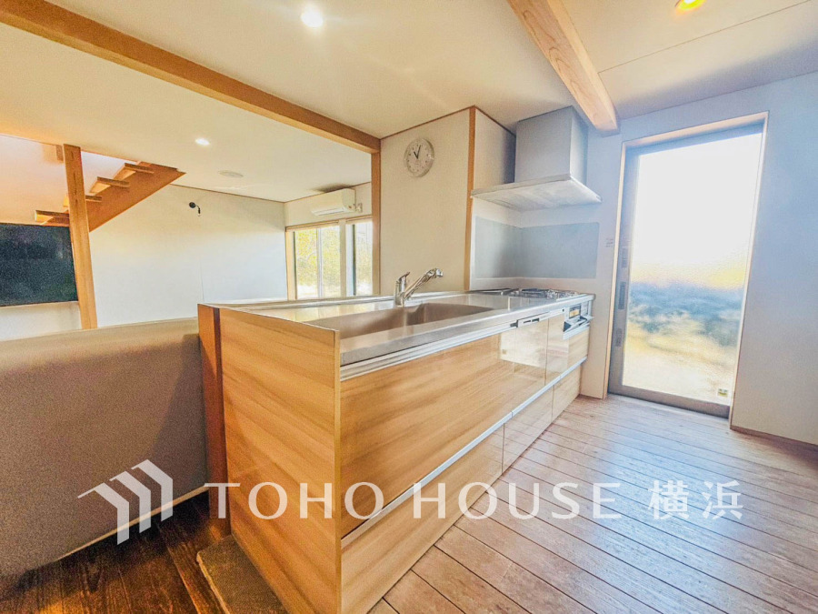 機能性とデザイン性を兼ね備えたシステムキッチン。リビングとの一体感も考慮され、美しい空間が実現。
