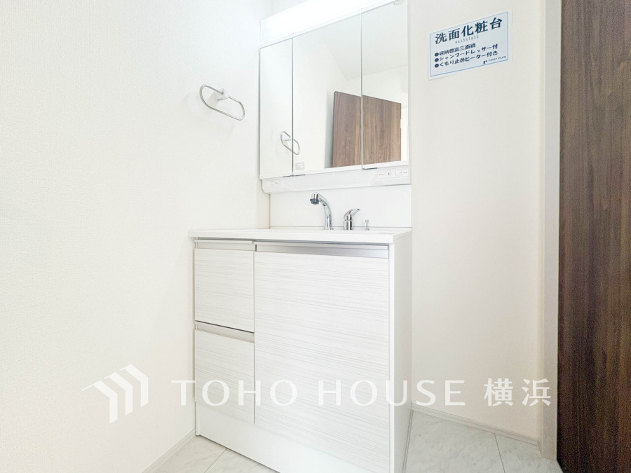 ご家族の1日が始まり、1日の終わりを締めくくる洗面空間。洗濯機を配置しても十分なスペースを確保した設計となっております。