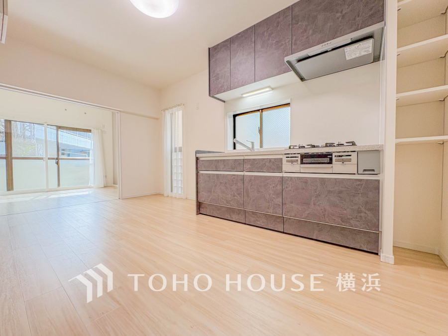 内装の主役でもあり、日常活躍する重要な水回りでもあるからこそ機能性・デザイン性に力を入れております。お手入れのしやすいシステムキッチンを採用しております。