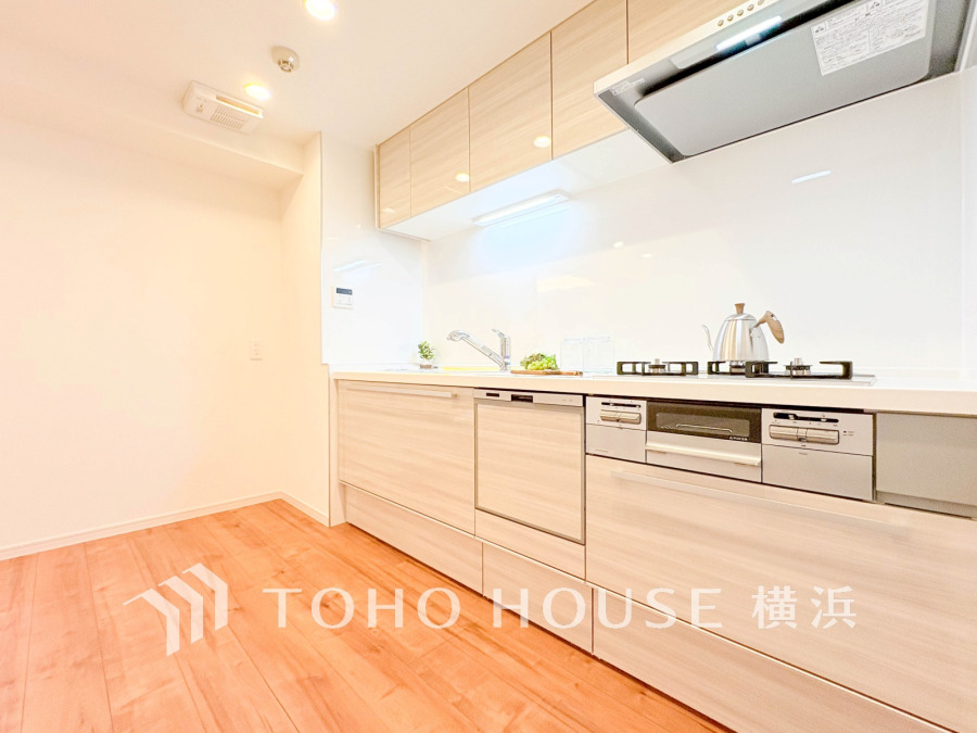 清潔感あふれるシステムキッチンは、収納豊富で使いやすく毎日の料理が楽しくなる空間です。