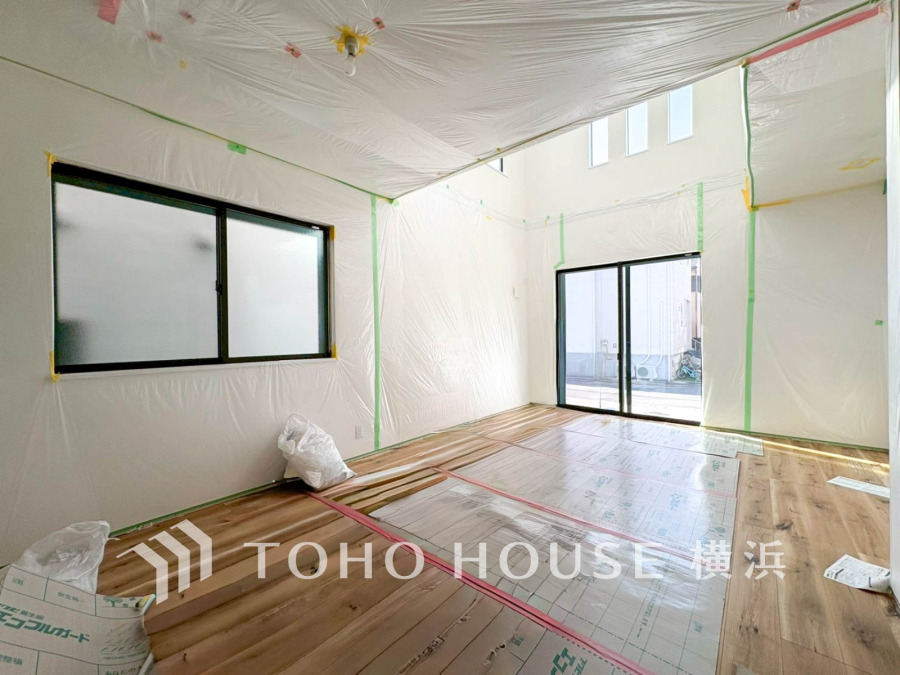 【2025年11月撮影】大きな窓から光が差し込む、明るく開放的なリビングルーム。