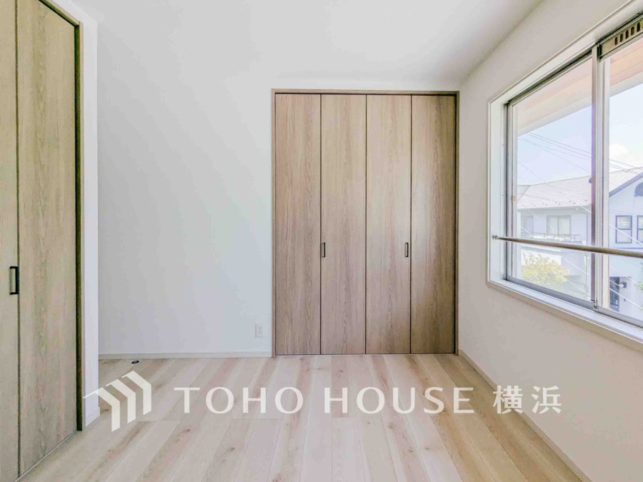 穏やかな風と陽光を導き、プライバシーに配慮された設計プランを採用し、居住性を一段と心地よいものにしています。明るく開放的な空間を演出しております。