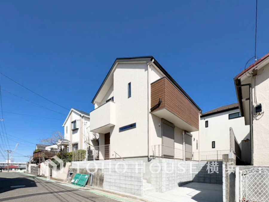 陽当たり良好な高台に建つ、モダンな外観の新築一戸建て住宅です。駐車スペースも完備しています。