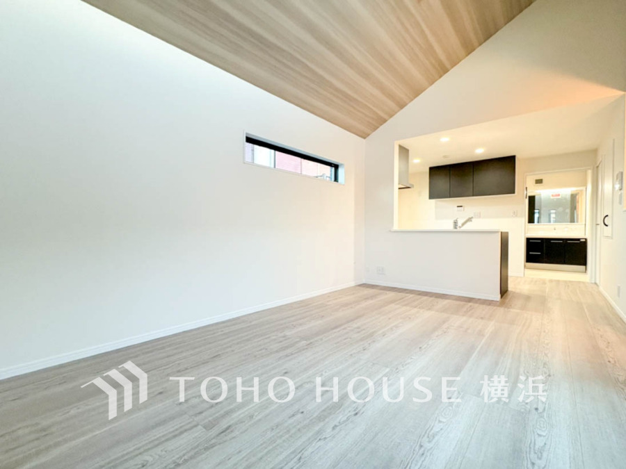 勾配天井のLDKは広々した空間。家族やお客様との時間など、多くの時を刻む空間。何気なく過ぎる時でさえも上質なひと時となる快適な空間を目指して