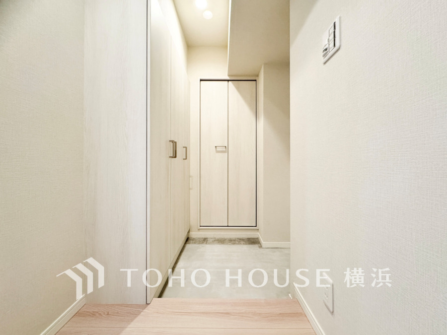 お客様をお迎えする玄関は落ち着いた雰囲気。帰り着くたびに洗練されたテイストの空間に迎えられ誇りと喜びを感じる玄関まわりです。