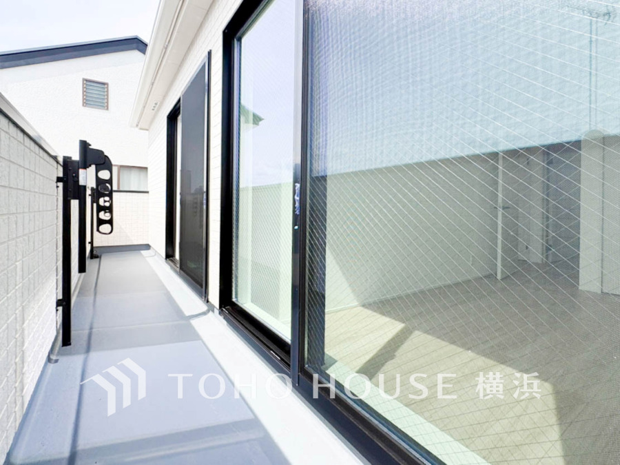 ずっと太陽を感じる事ができるのは、遮るものが視界に無いから。彼方に広がる風景が絵画のように広がります。