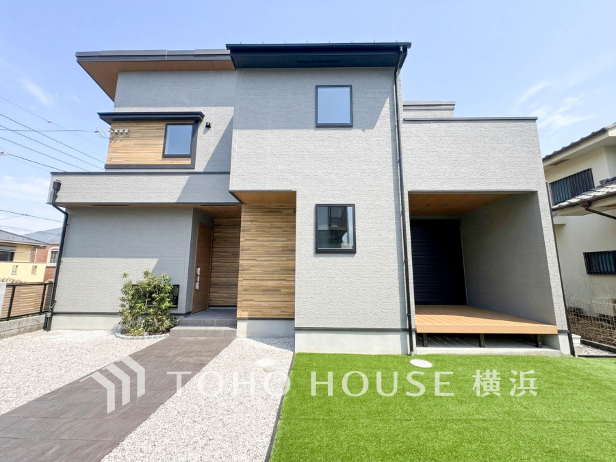 閑静な住宅街に佇む重厚感のある上質な邸宅。ゆとりある敷地には美しい人工芝の庭付きです。