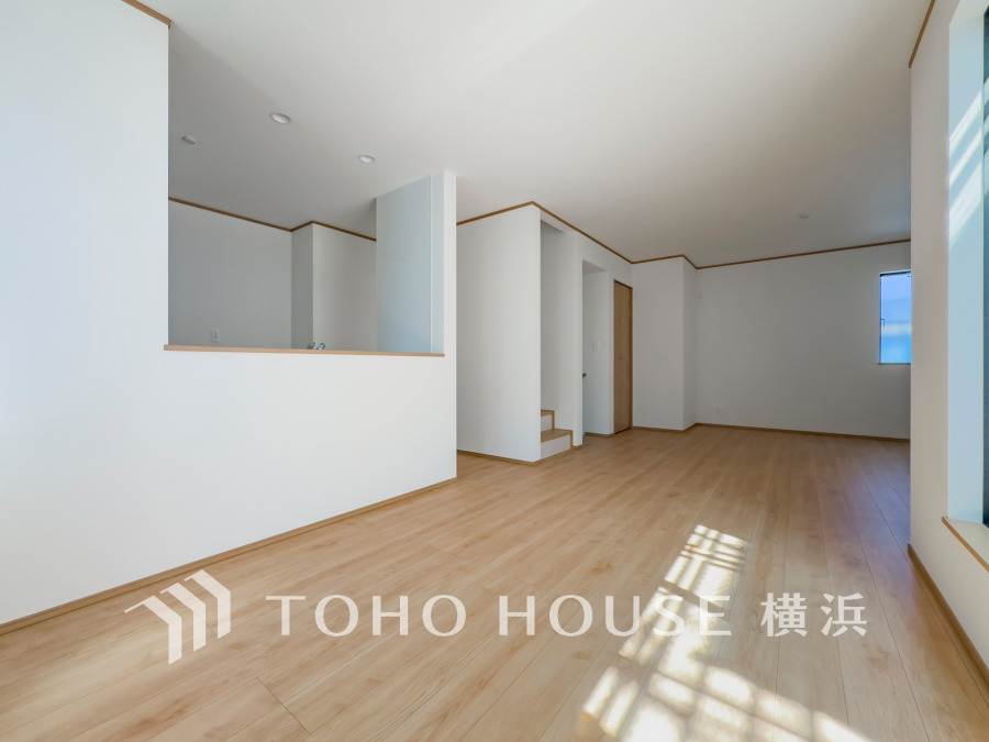 明るく開放的な空間が広がるLDK。室内には豊かな陽光が注ぎ込み、爽やかな住空間を演出。ホームパーティーでもゲストと一緒に料理を楽しみながら楽しい時間を過ごせそう。
