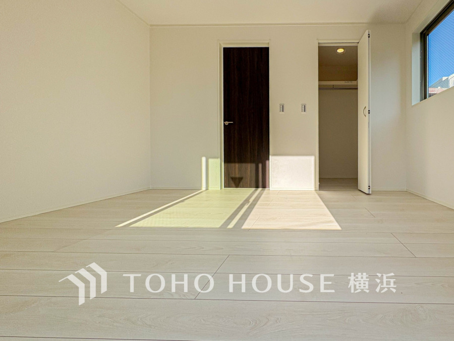 6帖の洋室はバルコニーに面した明るい空間。ウォークインクローゼット付きです。