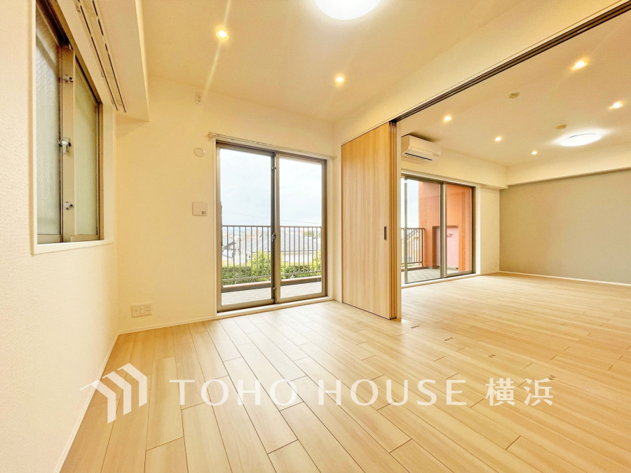 バルコニーに面した明るい洋室。扉を開放して隣接するリビングと一体化して使うことも可能です。
