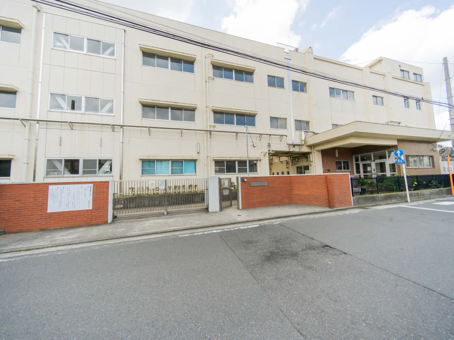 横浜市立南小学校　約700ｍ
