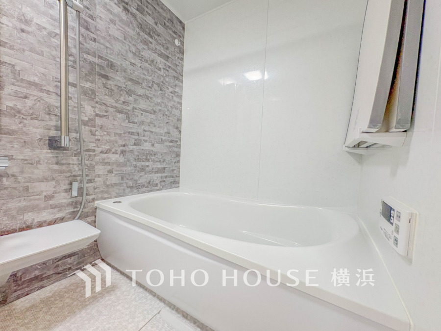 上質が感じられるカラーリングで、清潔な空間美を実現。一日の疲れが癒される優雅なバスタイムを堪能できるゆとりあるバスルームです。