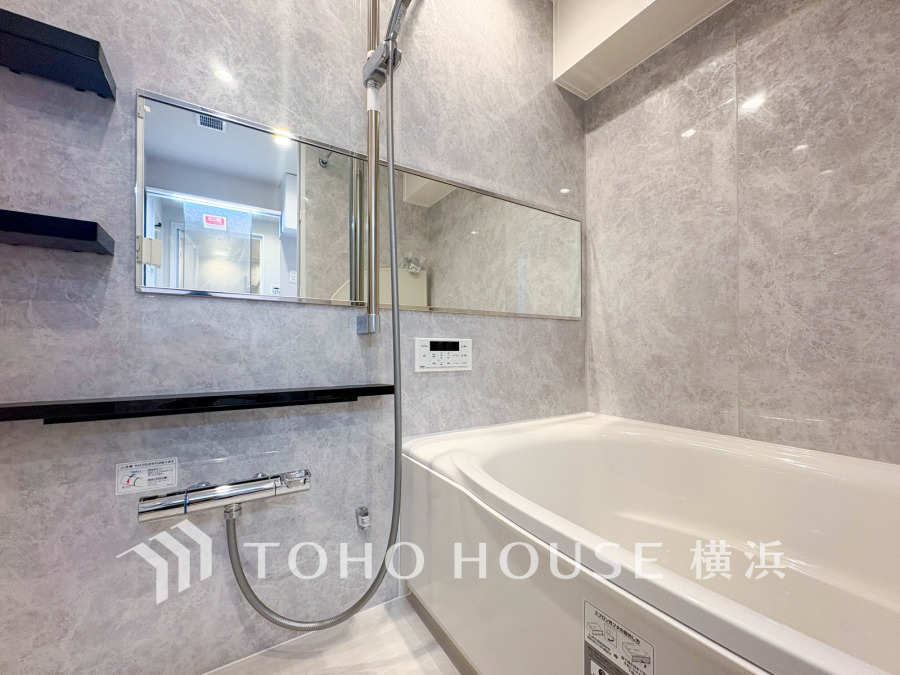 心地よいリラックスを叶える清潔感溢れる美しい空間。快適で機能的なバスルームです。
