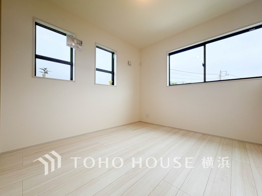 2面採光の居室は、十分な明るさを取り入れ心地よい風を提供します。