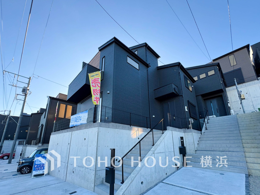 黒を基調としたモダンな戸建て。開放感ある立地で陽当たり良好、快適な住環境を実現します。