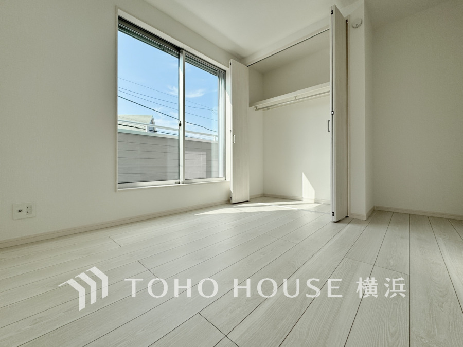 大きな窓からは快適な光を取り入れ、通気性能を上げる事で居心地の良い空間を演出します。多くの時間を過ごす住まいだからこそ、いつも快適な場所であるように心掛けています。