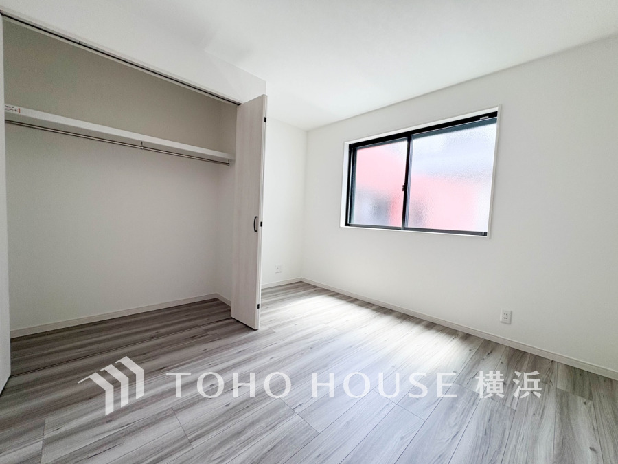 穏やかな風と陽光を導き、プライバシーに配慮された設計プランを採用し、居住性を一段と心地よいものにしています。明るく開放的な空間を演出しております。