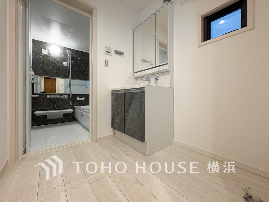十分な大きさの洗面台は、身だしなみチェックや歯磨きなど、朝の慌ただしい時間でも余裕とゆとりを感じて頂けます。