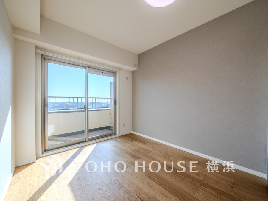 バルコニーに面した南向きの明るい洋室。自分時間を充実させながら心豊かなひとときを過ごすための大切な空間です。
