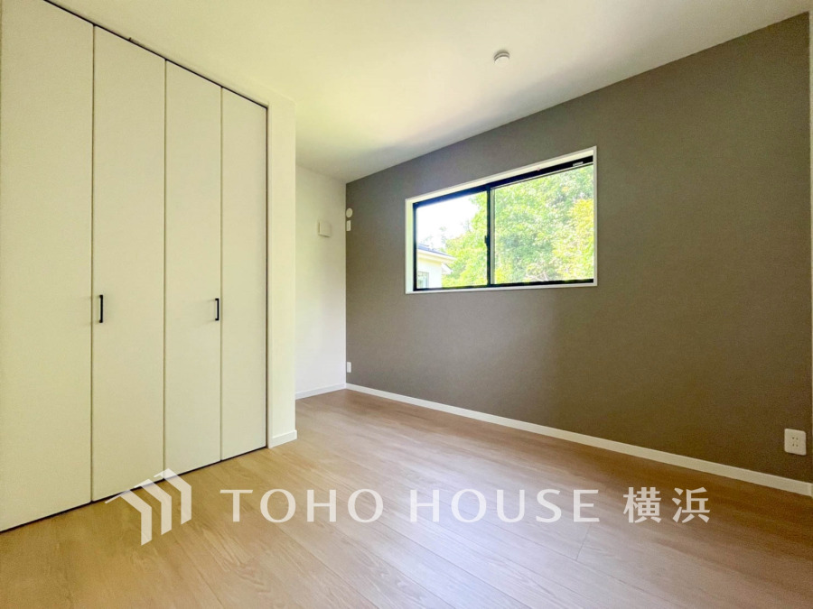 穏やかな風と陽光を導き、プライバシーに配慮された設計プランを採用し、居住性を一段と心地よいものにしています。明るく開放的な空間を演出しております。