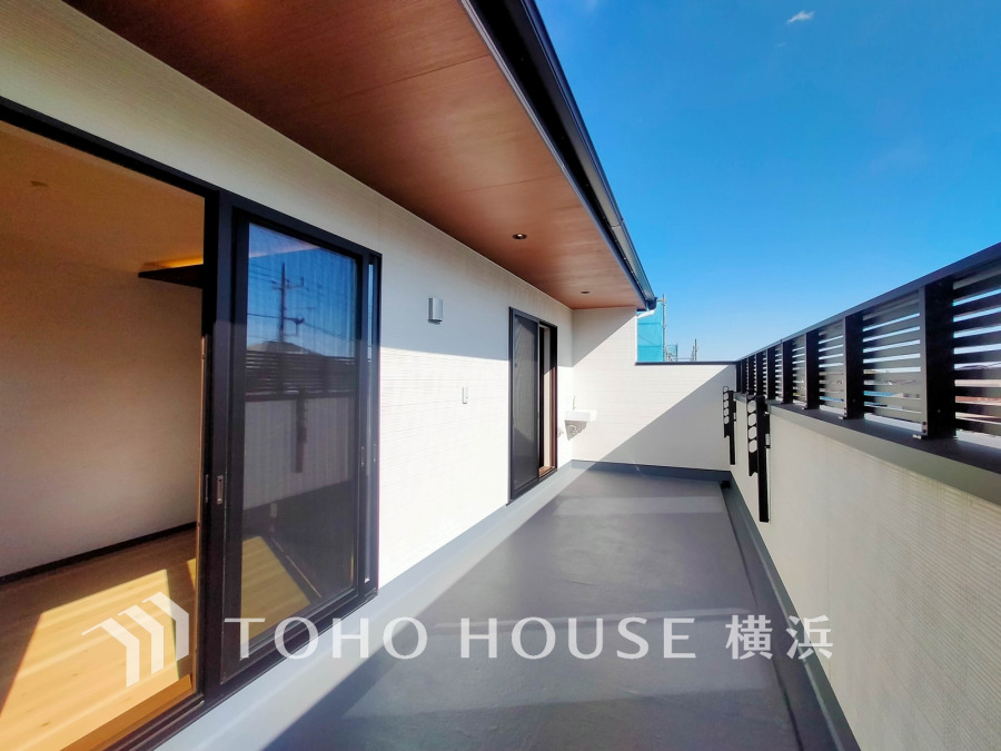 大空を感じてのびやかな時間を愉しめる、開放感溢れるファミリーバルコニー。お天気の良い日には、アウトドアリビングとしてお使い頂くのも素敵です。