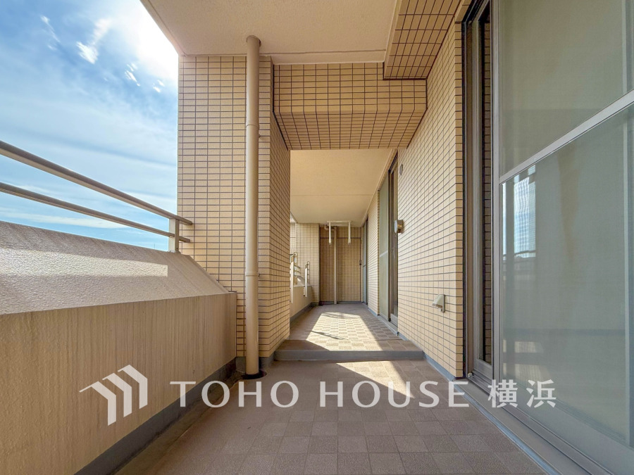 ゆったりとした広さのバルコニーは、開放感あふれる憩いのスペースとして快適にご利用いただけます。