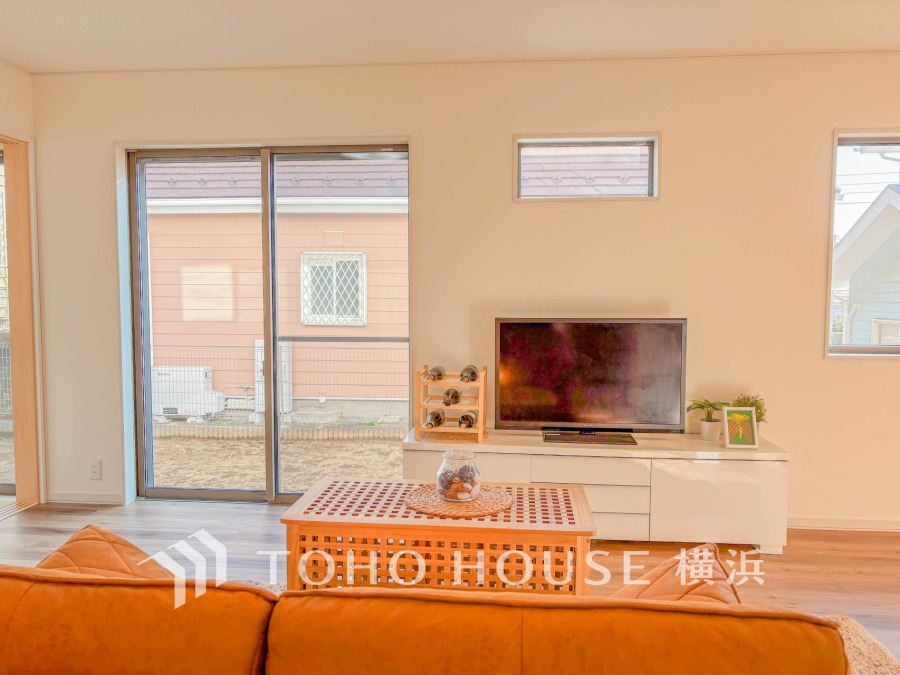 南向きの大きな窓からたっぷりと光が入る明るいLDK。落ち着いた雰囲気に包まれた空間です。
