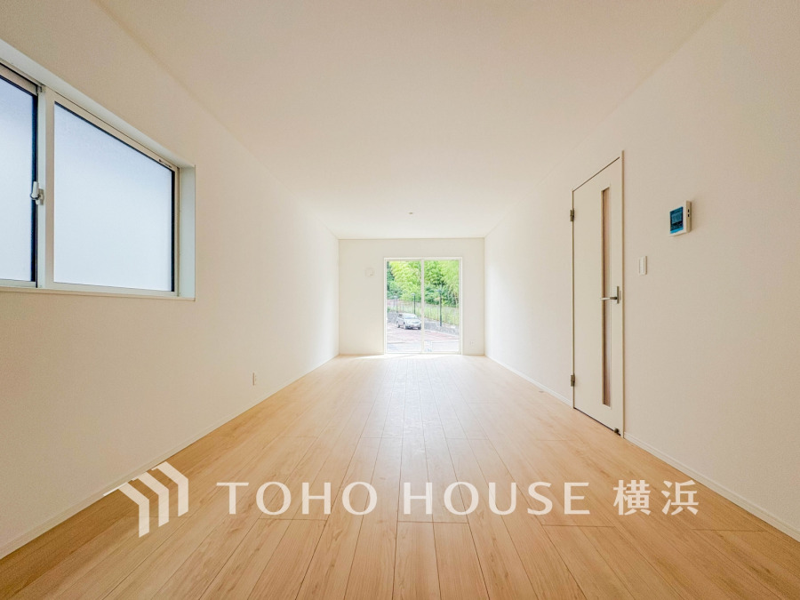 家族みんなが爽やかに健やかに過ごせるように、溢れる光をたっぷり取り込んだリビングダイニング。集いの場、憩いの場としての快適性を求めたやすらぎの空間です。