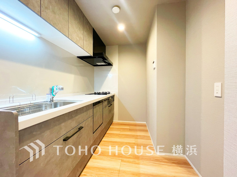 プライベートスペースを彩るインテリアとしての美と、快適な日常を支える機能性と強さがひとつになったキッチンです。開放的でゆとりある空間で、是非自慢の腕を振るって下さい☆