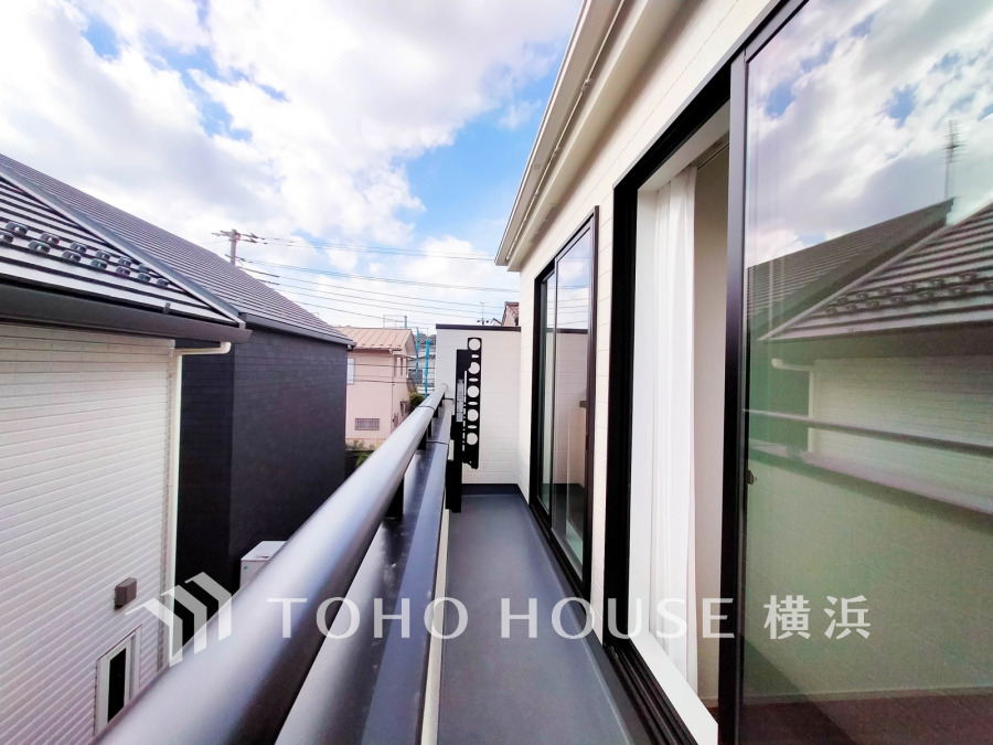 暮らしの中で光と風を演出してくれるバルコニー、見事なまでの開放的な空間を演出しながら、プライベート性も確保された空間は我が家の自慢。