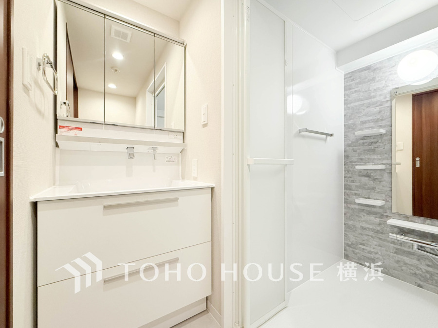 ご家族の1日が始まり、1日の終わりを締めくくる洗面空間。洗濯機を配置しても十分なスペースを確保した設計となっております。