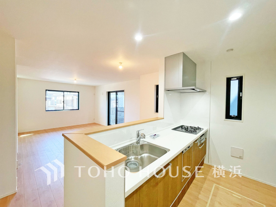 明るく開放的な対面キッチン。リビングとつながり家族の会話も弾む、快適な住空間です。