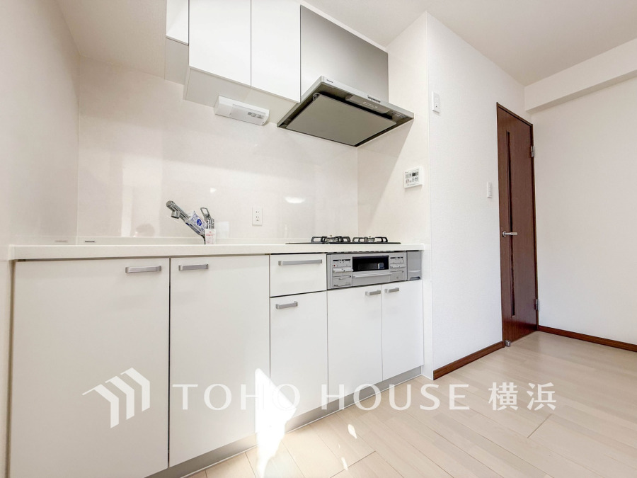 家事動線やリビングとのつながりに配慮し、食事の準備や片付けなどの家事を楽しくするキッチンスペースに仕上げました。毎日使う場所だから気持よく使えて、居心地の良い空間に。