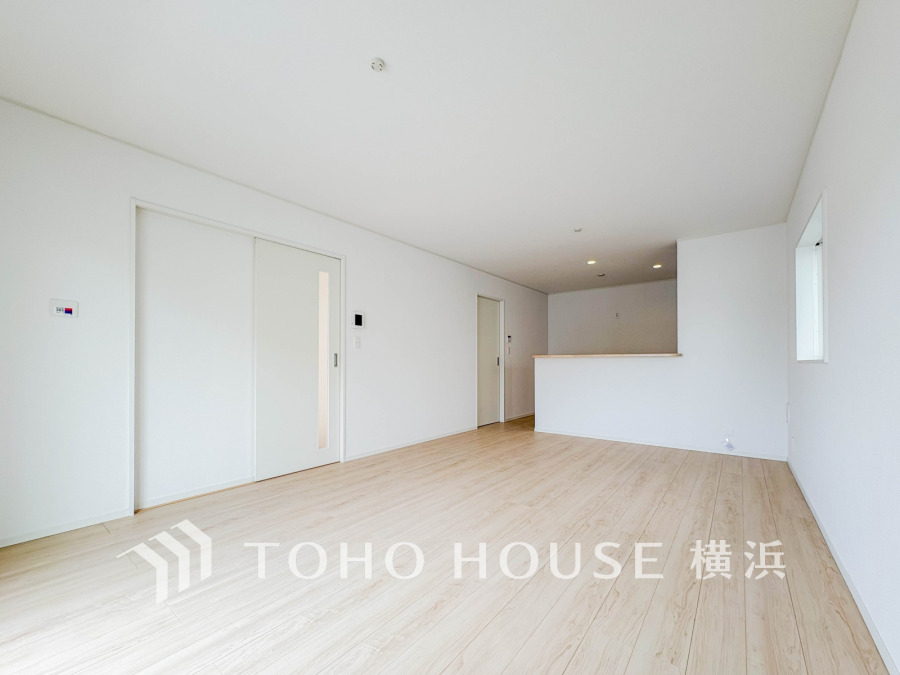 ここにはみんなが集い、食事と楽しい会話が始まる。話に夢中になりすぎて、ついつい時を忘れてしまう。そんな束の間の幸せを感じさせてくれる場所。