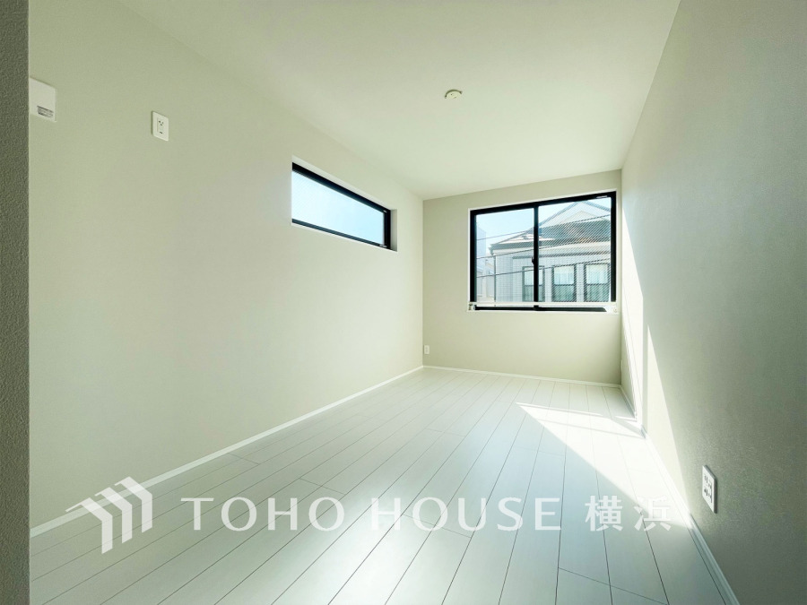 晴天の輝きと共に差し込む暖かな陽射しを愉しむことのできる空間。時には雨音が刻むリズムとハーモニーに耳を澄まし、煌く星空を眺める、そんな日常がここにあります。