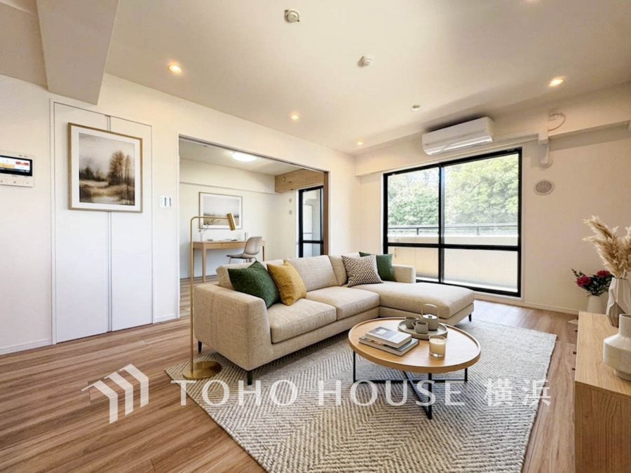 太陽の恵みを受けた明るい空間。吹きぬける風を感じながら爽やかで風通しの良い暮らしが叶います。（家具・装飾品はAI加工です）
