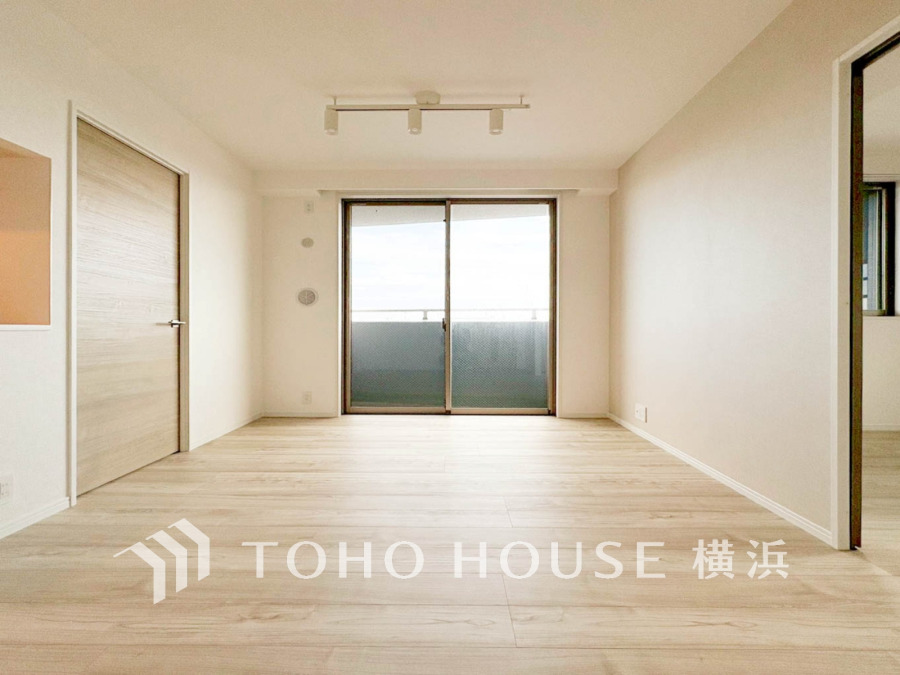 豊かな光が照らすこの場所は、たわいもない会話を楽しみ、ゆったりとした時間を過ごす場所。この場所から、家族の記憶が紡がれるでしょう。