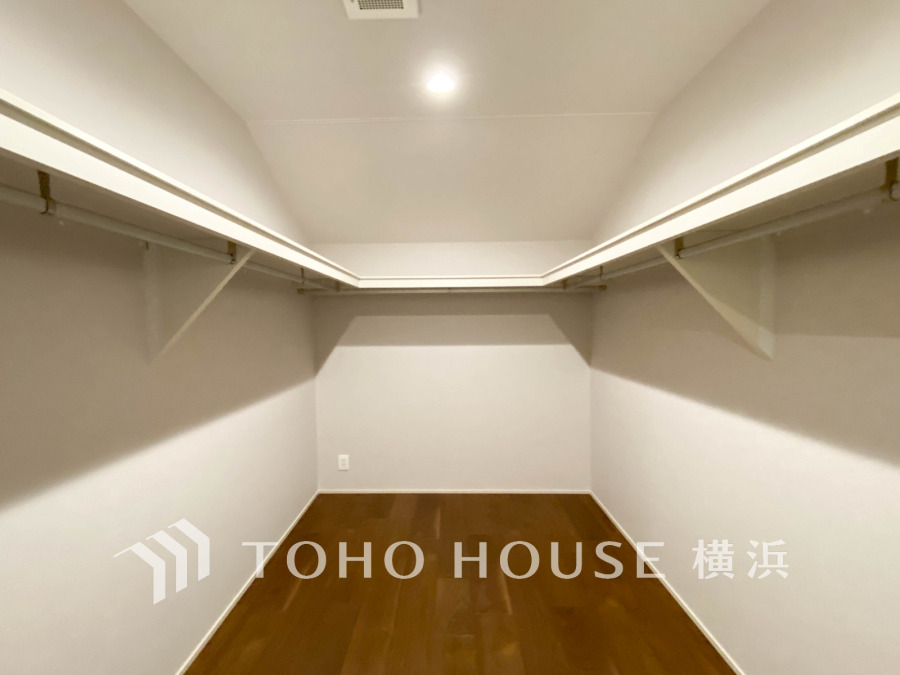 ひと目で収納物を確認できるウォークインクローゼットは、ゆとりの広さを備えた大型収納。数多くの衣類に加え、足元には引出しや衣装箱、シューズボックスなども収納することができます。