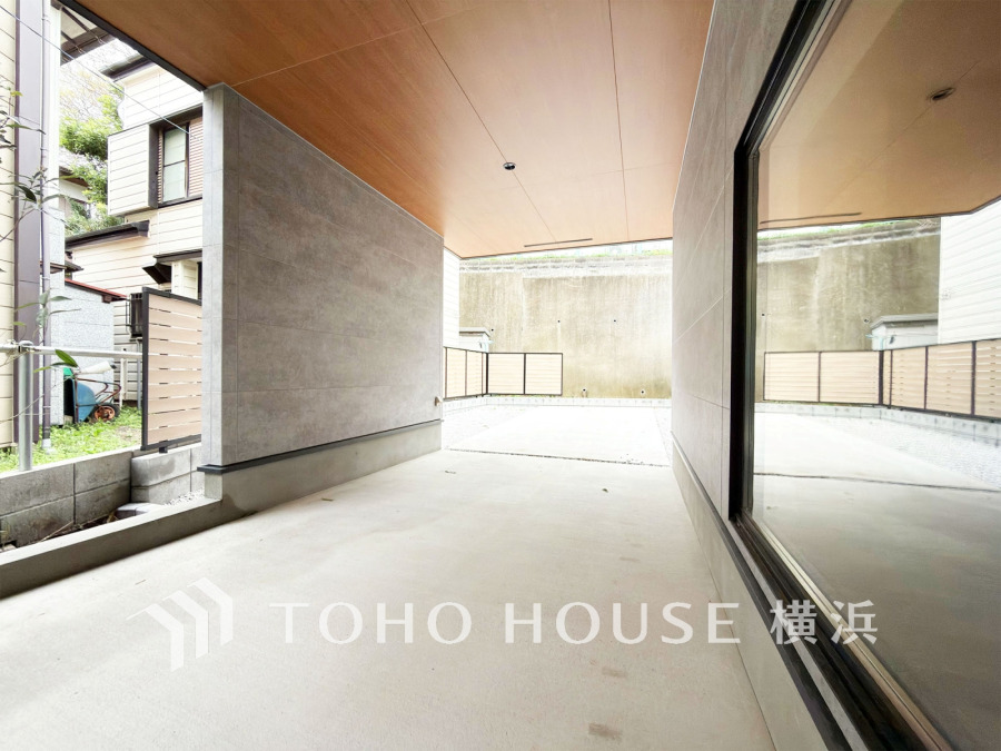 スタイリッシュな邸宅にはビルトインカースペース1台分あり。