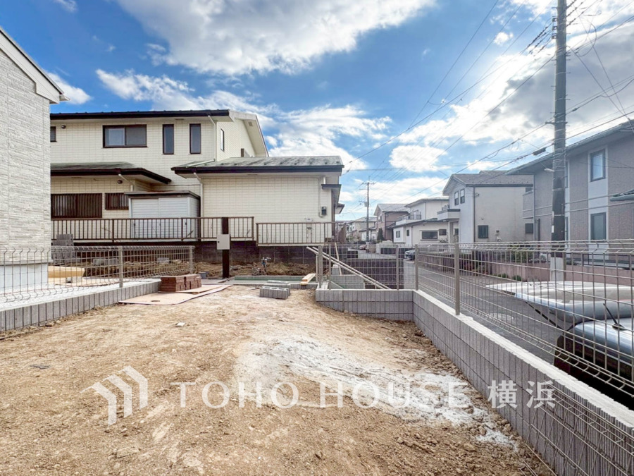 毎日の暮らしの中に癒しを与えてくれるお庭スペース。小さなお子様の遊び場にもちょうど良い空間です。ガーデニングで色とりどりの草花を綺麗に飾ればより一層華やかな空間になります。