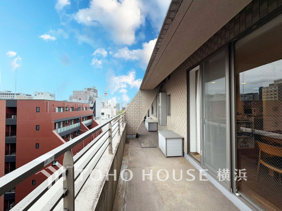 気持ちのいい空が見渡せる広いバルコニー。爽やかな風を感じて、心躍る素敵な暮らしがはじまります。