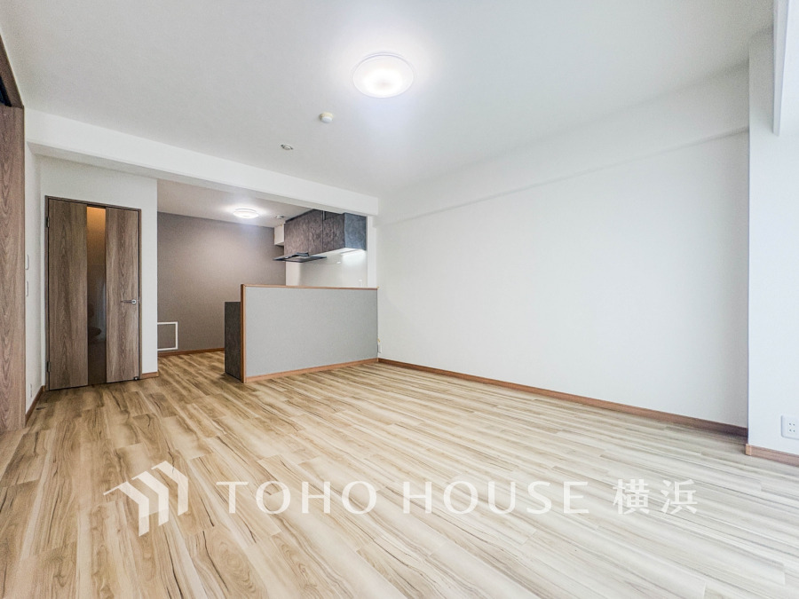 柔らかな色合いのフローリングと清潔感の溢れるクロスが明るい空間を創り出しているリビングダイニング。憩いの場に相応しく、ここで楽しむ家族の時間が絆をより深めてくれそうです。