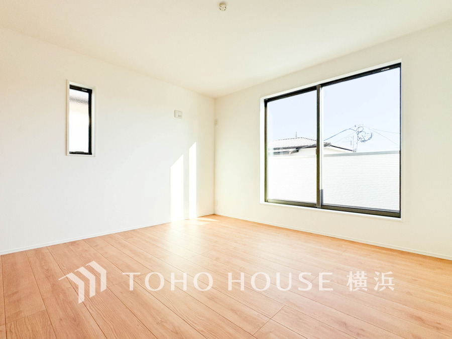 大きな窓から自然光がたっぷり入り、明るく開放的な空間が広がるシンプルな洋室です。