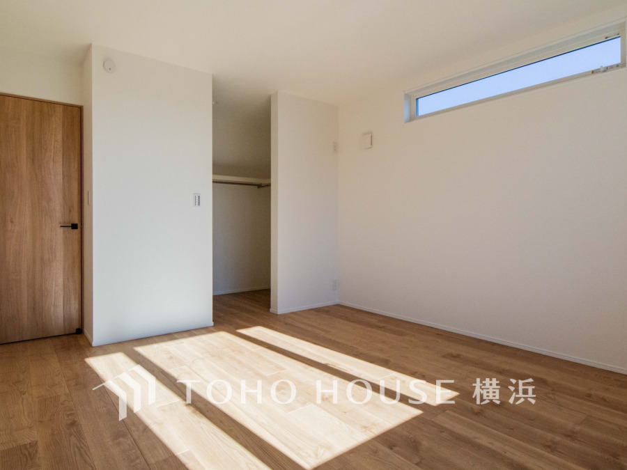 高窓から自然光が差し込む明るい洋室。ウォークインクローゼット付きで収納も充実しています。